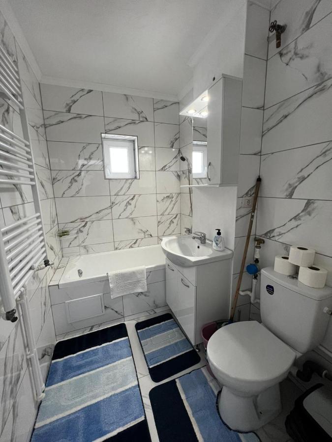 Cozy Urban Accommodation In Beautiful Suceava Ngoại thất bức ảnh