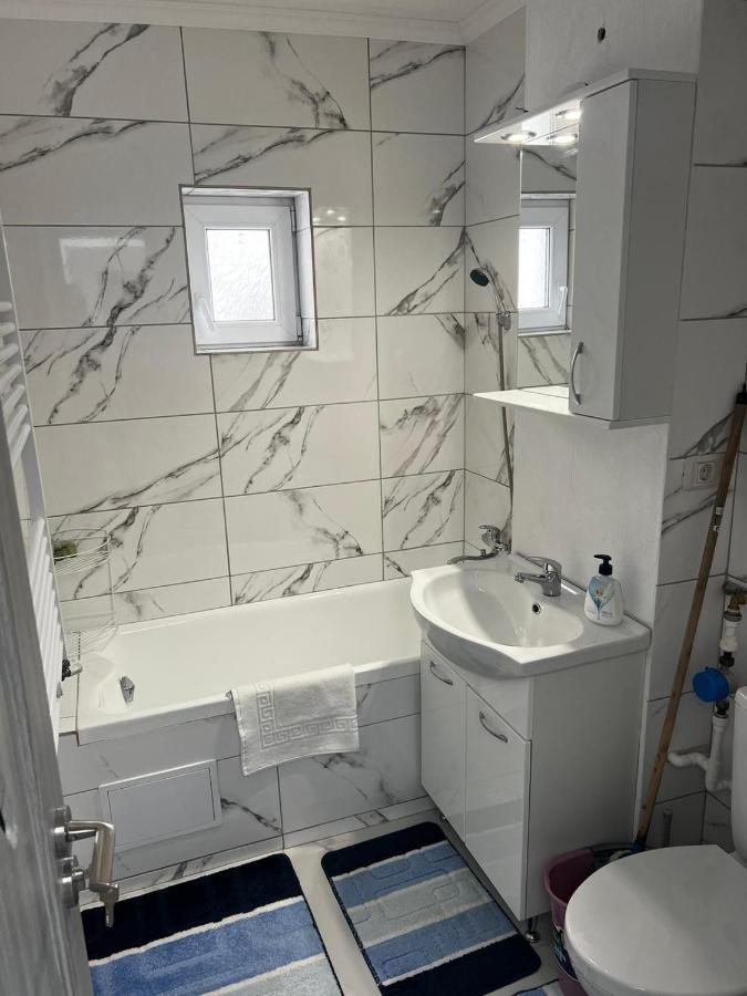 Cozy Urban Accommodation In Beautiful Suceava Ngoại thất bức ảnh
