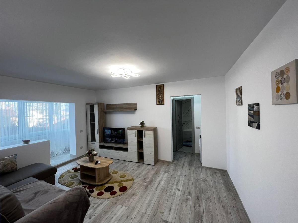 Cozy Urban Accommodation In Beautiful Suceava Ngoại thất bức ảnh